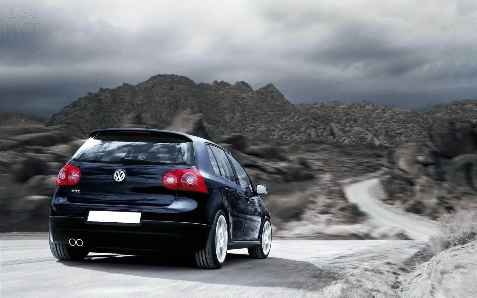 Volkswagen Golf na planinskoj cesti