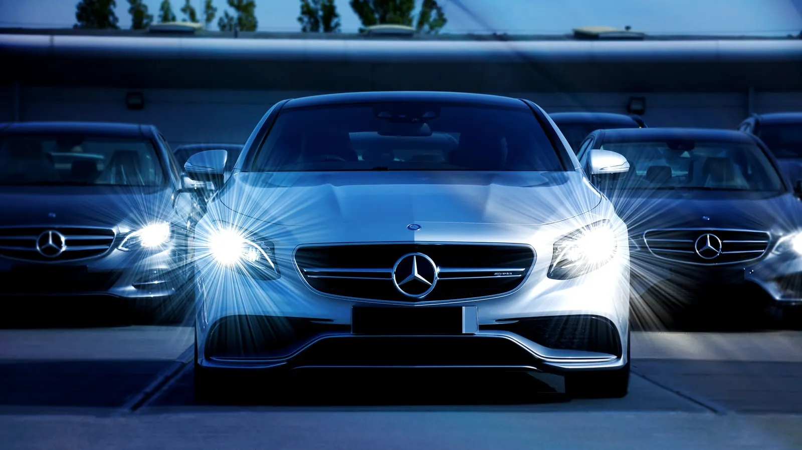 Prednja svjetla Mercedesa u noći